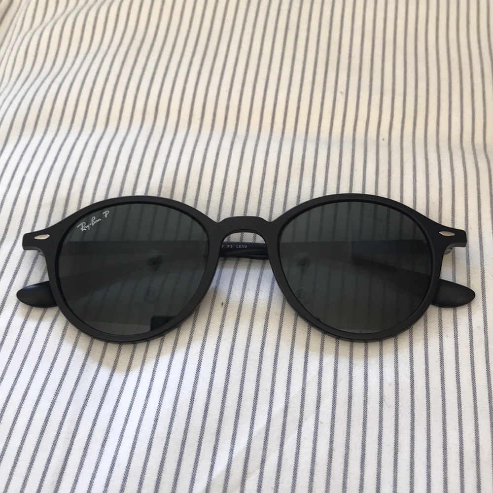Round black polarized ray bans